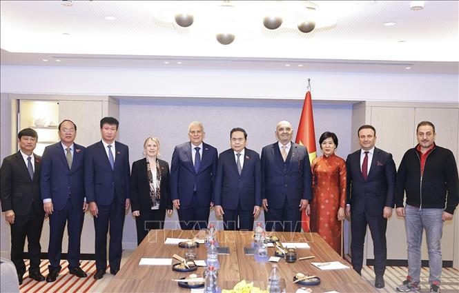 Chủ tịch Bet88app còn khuyến mãi Trần Thanh Mẫn với đại biểu. Ảnh: Doãn Tấn – TTXVN