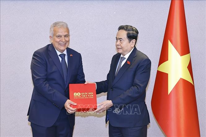 Chủ tịch Bet88app còn khuyến mãi Trần Thanh Mẫn tặng sách 