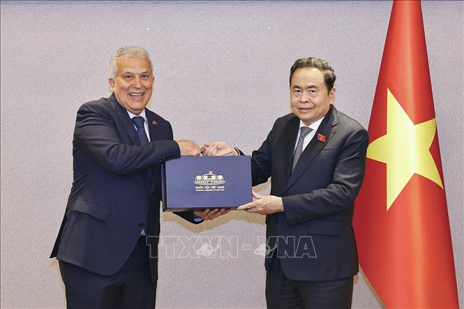 Chủ tịch Bet88app còn khuyến mãi Trần Thanh Mẫn tặng quà lưu niệm cho Lãnh sự danh dự Việt Nam tại Istanbul Ali Tezolmez. Ảnh: Doãn Tấn – TTXVN