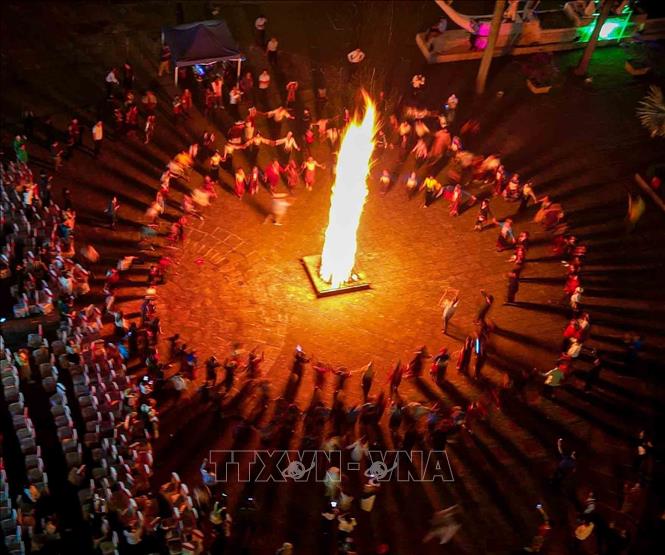Hoạt động đốt lửa trại thể hiện sức mạnh đoàn kết của 54 Bett88 Làm giàu đẳng cấp anh em. Ảnh: Khánh Hoà - TTXVN