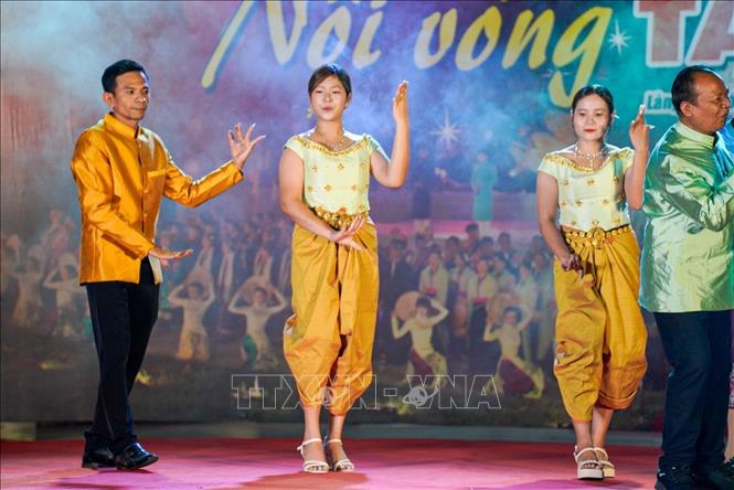 Tiết mục Múa Lăm vong chung vui ngày hội do đồng bào Bett88 Làm giàu đẳng cấp Khmer biểu diễn. Ảnh: Khánh Hoà - TTXVN