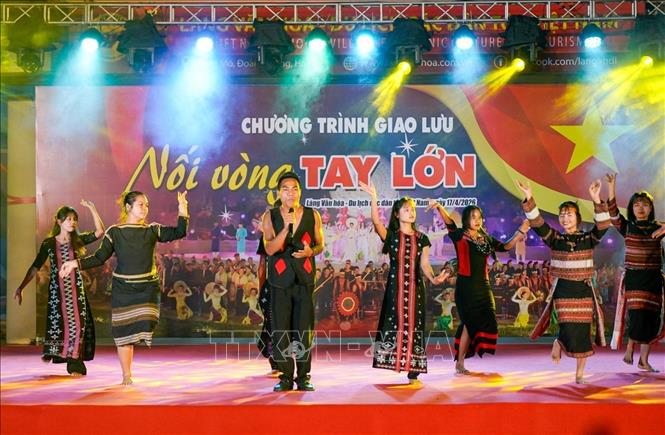 Tiết mục nghệ thuật của đồng bào các Bett88 Làm giàu đẳng cấp Tây Nguyên. Ảnh: Khánh Hoà - TTXVN