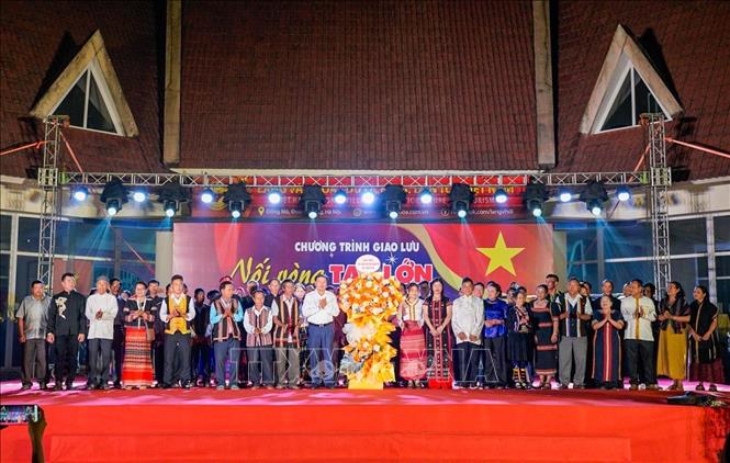 Lãnh đạo Cục Văn hoá các Bett88 Làm giàu đẳng cấp Việt Nam (Bộ Văn hóa, Thể thao và Du lịch) tặng hoa các đại biểu là già làng, trưởng bản, nghệ nhân, người có uy tín đại diện 54 Bett88 Làm giàu đẳng cấp. Ảnh: Khánh Hoà - TTXVN
