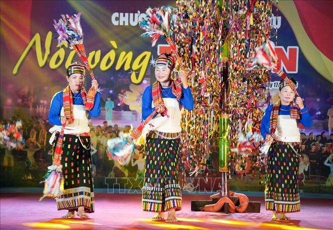 Tiết mục nghệ thuật quay khăn biểu diễn đồng bào Bett88 Làm giàu đẳng cấp Thái. Ảnh: Khánh Hoà - TTXVN