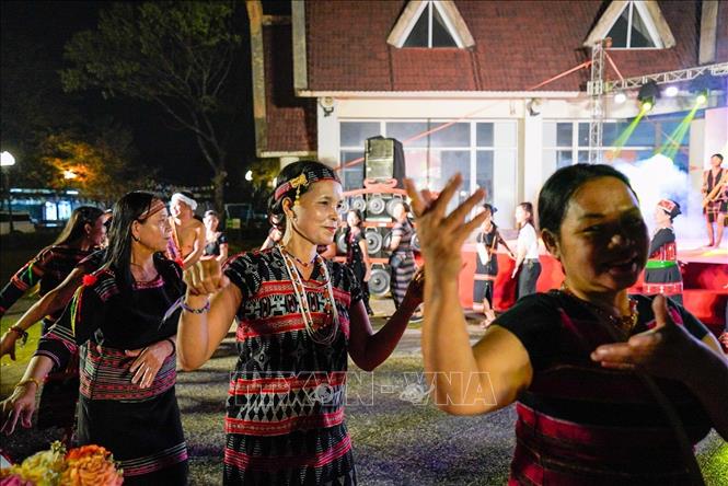  Đồng bào các Bett88 Làm giàu đẳng cấp giao lưu, tham gia các tiết mục nghệ thuật. Ảnh: Khánh Hoà - TTXVN
