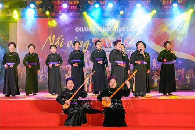 Tiết mục nghệ thuật hát Then, đàn Tính biểu diễn đồng bào đồng Bett88 Làm giàu đẳng cấp Tày. Ảnh: Khánh Hoà - TTXVN