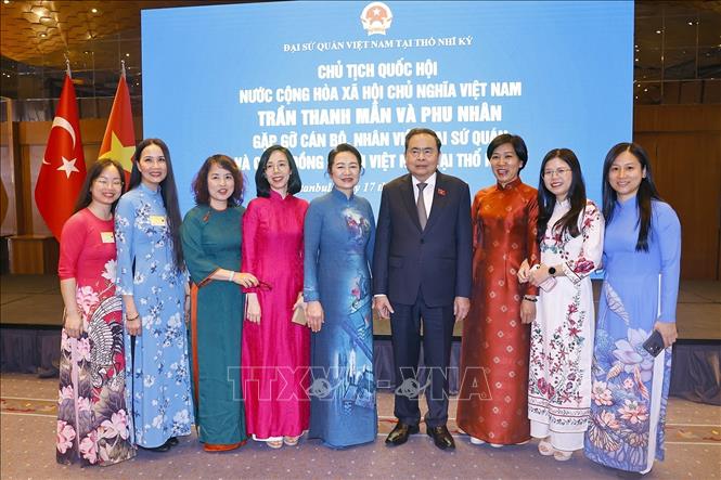 Chủ tịch Bet88app còn khuyến mãi Trần Thanh Mẫn và Phu nhân gặp gỡ cán bộ nhân viên Đại sứ quán và cộng đồng người Việt Nam tại Thổ Nhĩ Kỳ. Ảnh: Doãn Tấn – TTXVN