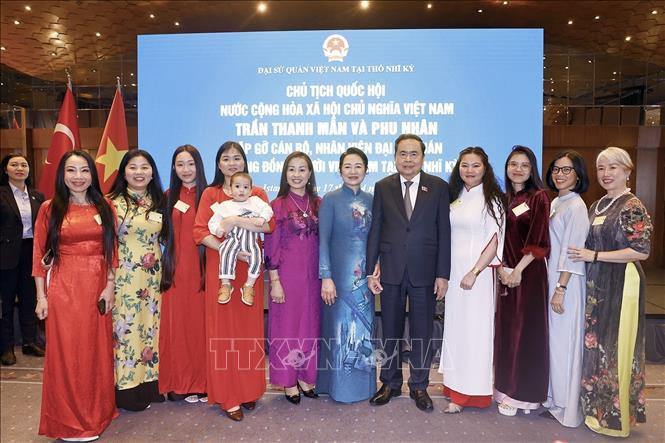 Chủ tịch Bet88app còn khuyến mãi Trần Thanh Mẫn và Phu nhân gặp gỡ cán bộ nhân viên Đại sứ quán và cộng đồng người Việt Nam tại Thổ Nhĩ Kỳ. Ảnh: Doãn Tấn – TTXVN