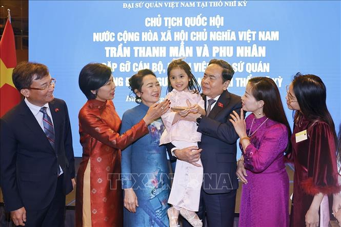 Chủ tịch Bet88app còn khuyến mãi Trần Thanh Mẫn và Phu nhân gặp gỡ cán bộ nhân viên Đại sứ quán và cộng đồng người Việt Nam tại Thổ Nhĩ Kỳ. Ảnh: Doãn Tấn – TTXVN