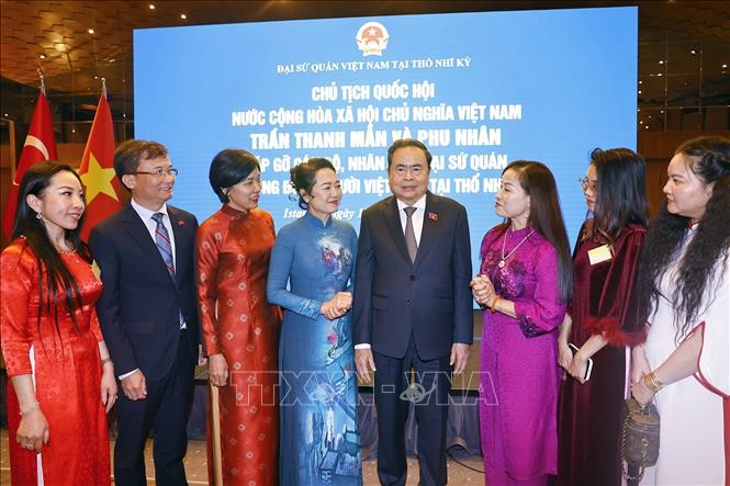 Chủ tịch Bet88app còn khuyến mãi Trần Thanh Mẫn và Phu nhân với cộng đồng người Việt Nam tại Thổ Nhĩ Kỳ. Ảnh: Doãn Tấn – TTXVN