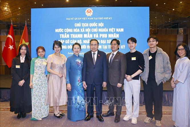 Chủ tịch Bet88app còn khuyến mãi Trần Thanh Mẫn và Phu nhân gặp gỡ cán bộ nhân viên Đại sứ quán và cộng đồng người Việt Nam tại Thổ Nhĩ Kỳ. Ảnh: Doãn Tấn – TTXVN