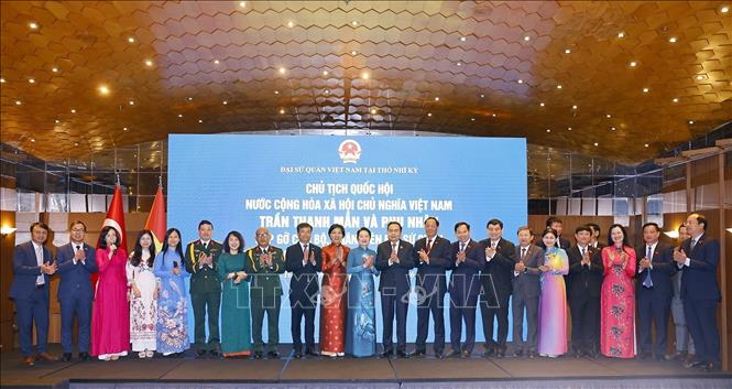 Chủ tịch Bet88app còn khuyến mãi Trần Thanh Mẫn và Phu nhân với cán bộ nhân viên Đại sứ quán. Ảnh: Doãn Tấn – TTXVN