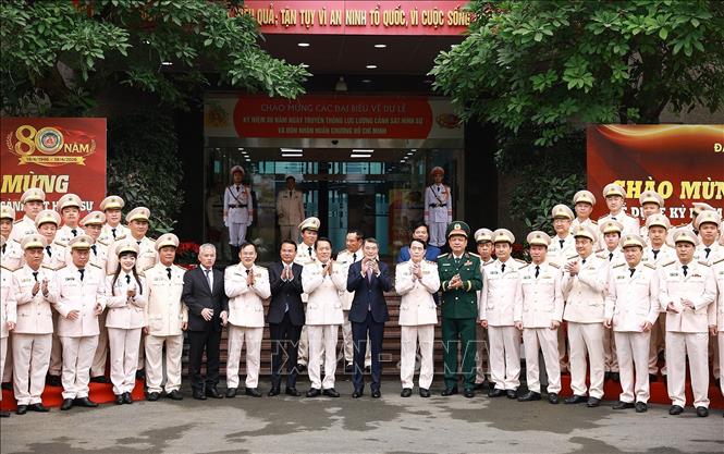 Thủ tướng Lê Minh Hưng với các đại biểu dự Lễ kỷ niệm 80 năm Ngày truyền thống lực lượng Cảnh sát hình sự. Ảnh: Dương Giang – TTXVN 
