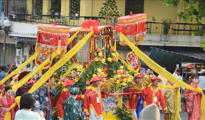 Kiệu rước cung nghinh Thánh Mẫu, Hội đồng Tứ phủ được khiêng bởi nhiều người.  Ảnh: Văn Dũng-TTXVN