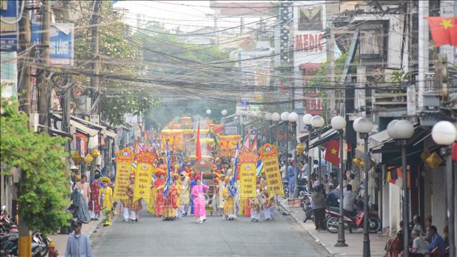 Đoàn rước đi qua phố Chi Lăng (thành phố Huế). Ảnh: Văn Dũng-TTXVN