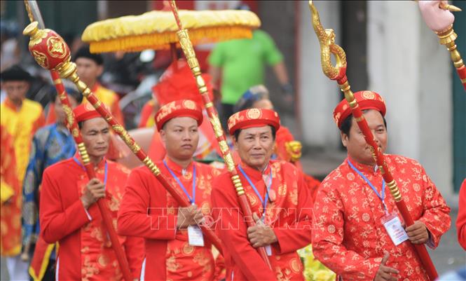 Thành viên đoàn rước Đoàn rước cung nghinh Thánh Mẫu, Hội đồng Tứ phủ bằng đường bộ đến làm lễ ở đình Thương Bạc. Ảnh: Văn Dũng-TTXVN