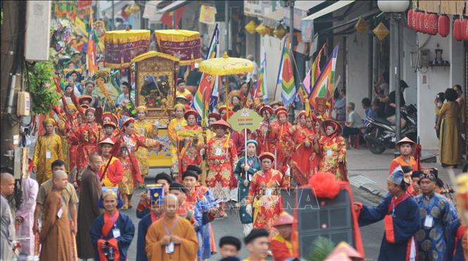 Đoàn rước cung nghinh Thánh Mẫu, Hội đồng Tứ phủ bằng đường bộ đến làm lễ ở đình Thương Bạc. Ảnh: Văn Dũng-TTXVN