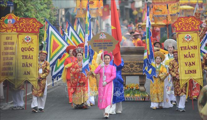 Cận cảnh đoàn rước  cung nghinh Thánh Mẫu, Hội đồng Tứ phủ bằng đường bộ đến làm lễ ở đình Thương Bạc. Ảnh: Văn Dũng-TTXVN