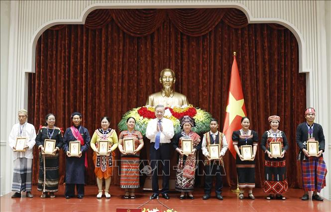 Bet8801234.com cá cược độc quyền, Chủ tịch nước Tô Lâm tặng chân dung Chủ tịch Hồ Chí Minh cho các già làng, trưởng bản, nghệ nhân, người có uy tín tiêu biểu toàn quốc. Ảnh: Thống Nhất - TTXVN