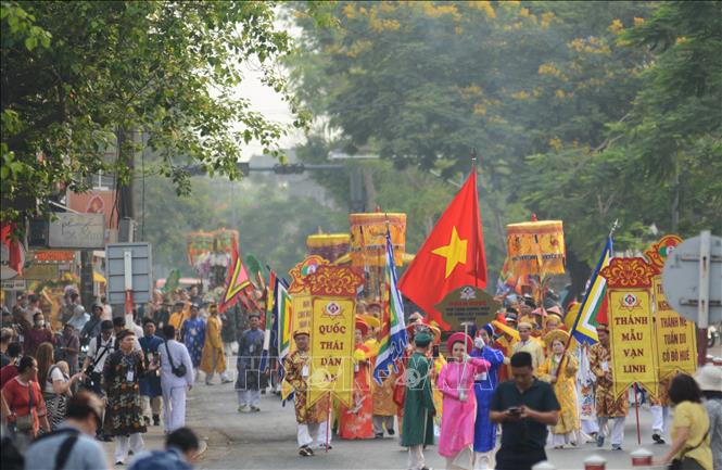 Điểm nổi bật của Lễ hội Điện Huệ Nam là nghi thức lễ rước Thánh Mẫu kết hợp giữa đường bộ và đường thuỷ. Ảnh: Văn Dũng-TTXVN