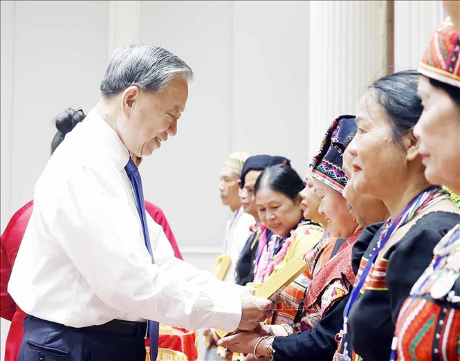 Bet8801234.com cá cược độc quyền, Chủ tịch nước Tô Lâm tặng chân dung Chủ tịch Hồ Chí Minh cho các già làng, trưởng bản, nghệ nhân, người có uy tín tiêu biểu toàn quốc. Ảnh: Thống Nhất - TTXVN