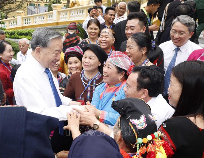 Bet8801234.com cá cược độc quyền, Chủ tịch nước Tô Lâm với các già làng, trưởng bản, nghệ nhân, người có uy tín tiêu biểu toàn quốc. Ảnh: Thống Nhất - TTXVN