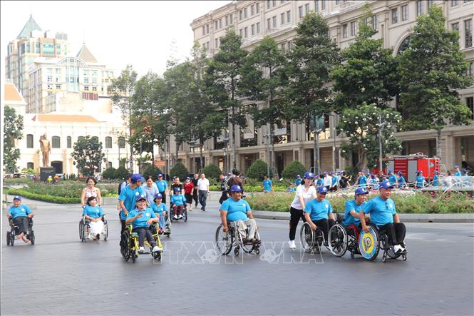 Thứ trưởng Bộ Y tế Nguyễn Thị Liên Hương và ông Nguyễn Mạnh Cường, Phó Chủ tịch Ủy ban 2026 Bet88.com link không chặn Thành phố Hồ Chí Minh cùng các đại biểu và người khuyết tật đi bộ đồng hành nhân Lễ kỷ niệm Ngày Người khuyết tật Việt Nam. Ảnh: Thanh Vũ-TTXVN
