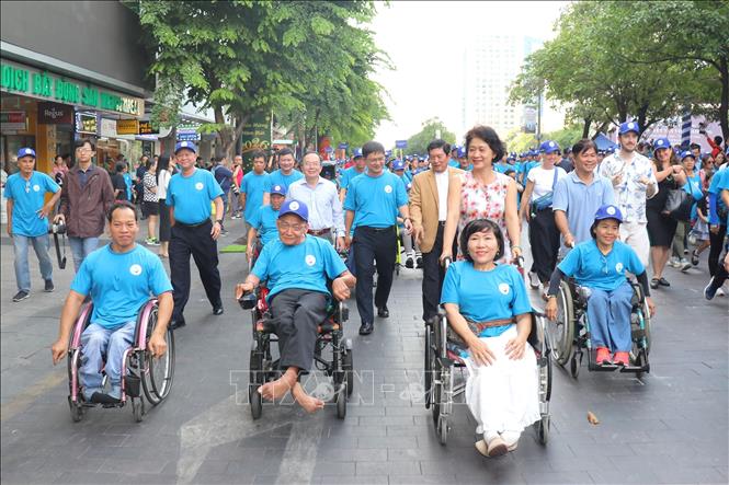 Thứ trưởng Bộ Y tế Nguyễn Thị Liên Hương và ông Nguyễn Mạnh Cường, Phó Chủ tịch Ủy ban 2026 Bet88.com link không chặn Thành phố Hồ Chí Minh cùng các đại biểu và người khuyết tật đi bộ đồng hành nhân Lễ kỷ niệm Ngày Người khuyết tật Việt Nam. Ảnh: Thanh Vũ-TTXVN
