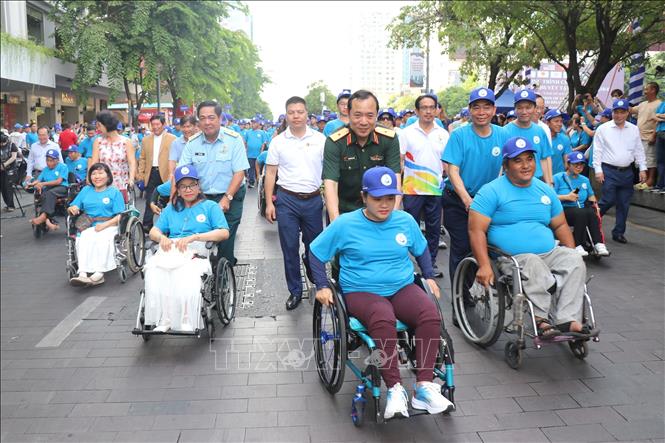 Thứ trưởng Bộ Y tế Nguyễn Thị Liên Hương và ông Nguyễn Mạnh Cường, Phó Chủ tịch Ủy ban 2026 Bet88.com link không chặn Thành phố Hồ Chí Minh cùng các đại biểu và người khuyết tật đi bộ đồng hành nhân Lễ kỷ niệm Ngày Người khuyết tật Việt Nam. Ảnh: Thanh Vũ-TTXVN
