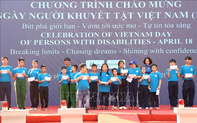 Thứ trưởng Bộ Y tế Nguyễn Thị Liên Hương và ông Nguyễn Mạnh Cường, Phó Chủ tịch Ủy ban 2026 Bet88.com link không chặn Thành phố Hồ Chí Minh tặng quà cho trẻ em khuyết tật và nạn nhân chất độc da cam/dioxin Việt Nam. Ảnh: Thanh Vũ-TTXVN
