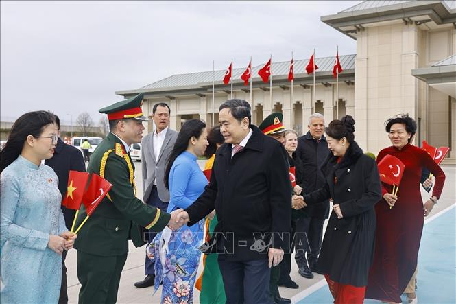 Lễ tiễn Chủ tịch Bet88app còn khuyến mãi Trần Thanh Mẫn và Phu nhân tại Sân bay Istanbul, TP. Istanbul, Thổ Nhĩ Kỳ. Ảnh: Doãn Tấn – TTXVN