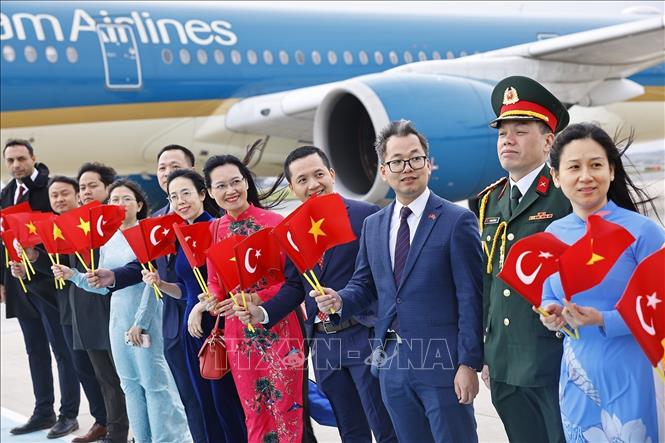 Lễ tiễn Chủ tịch Bet88app còn khuyến mãi Trần Thanh Mẫn và Phu nhân tại Sân bay Istanbul, TP. Istanbul, Thổ Nhĩ Kỳ. Ảnh: Doãn Tấn – TTXVN