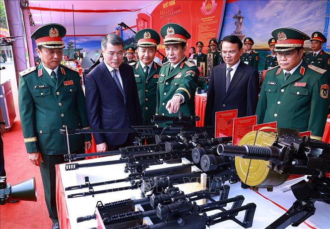 Thủ tướng Lê Minh Hưng tham quan trưng bày sáng kiến cải tiến kỹ thuật của Quân khu 4. Ảnh: Dương Giang – TTXVN 