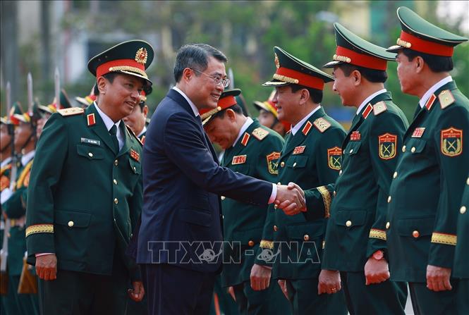 Thủ tướng Lê Minh Hưng với lãnh đạo Bộ Quốc phòng và Quân khu 4. Ảnh: Dương Giang – TTXVN 

