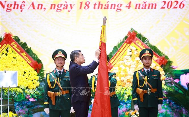 Thủ tướng Lê Minh Hưng gắn danh hiệu Anh hùng Lực lượng vũ trang 2026 Bet88.com link không chặn cho lên Cờ truyền thống của Quân khu 4. Ảnh: Dương Giang – TTXVN 

