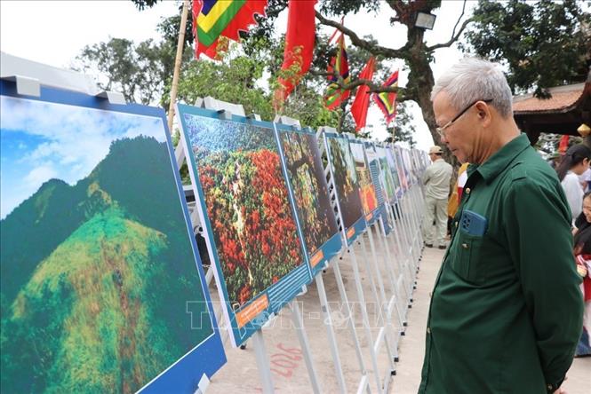 Người dân tham quan trưng bày. Ảnh: Mạnh Minh - TTXVN