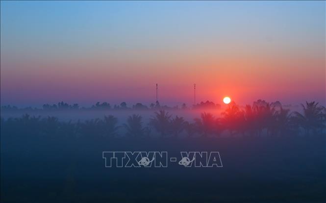 Những cánh đồng trong ánh bình minh tạo nên khung cảnh vừa huyền ảo vừa yên bình. Ảnh: Duy Khương - TTXVN