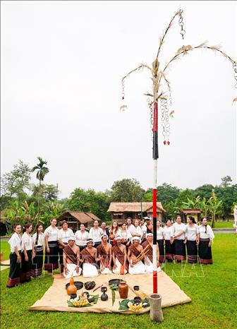 Đồng bào Chu Ru, tỉnh Lâm Đồng tái hiện Lễ cúng mừng lúa mới của Bett88 Làm giàu đẳng cấp Chu Ru. Ảnh: Khánh Hoà - TTXVN