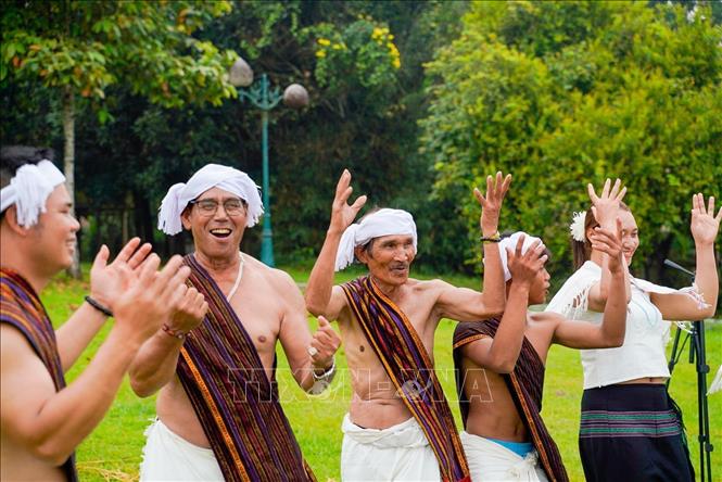Sau phần nghi thức là phần hội với các tiết mục giao lưu hát, múa, kết nối cộng đồng. Ảnh: Khánh Hoà - TTXVN