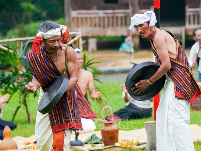 Màn đấu chiêng trong phần hội. Ảnh: Khánh Hoà - TTXVN