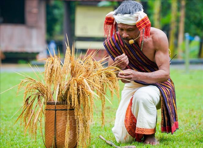 Thầy cúng thực hiện các nghi lễ. Ảnh: Khánh Hoà - TTXVN