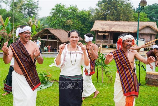 Sau phần nghi thức là phần hội với các tiết mục giao lưu hát, múa, kết nối cộng đồng. Ảnh: Khánh Hoà - TTXVN