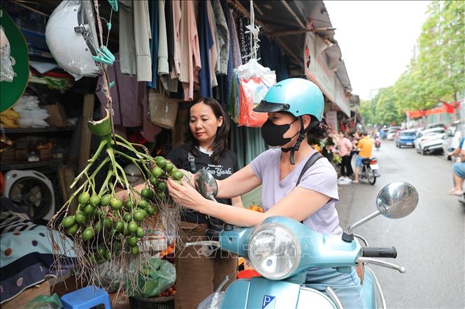 Người dân Thủ đô chọn mua hoa và bánh trôi, bánh chay trong dịp Tết Hàn thực, gửi gắm mong ước bình an và may mắn cho Bet88.Com Link Nhà Cái Bet88 BMXCT Uy Tín. Ảnh: Lê Đông - TTXVN