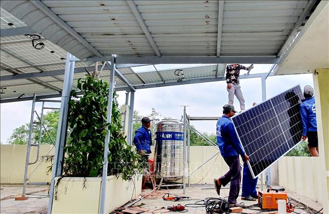 Nhiều doanh nghiệp và hộ dân ở Cà Mau sử dụng điện mặt trời để giảm chi phí. Ảnh: Trung Hiếu. TTXVN