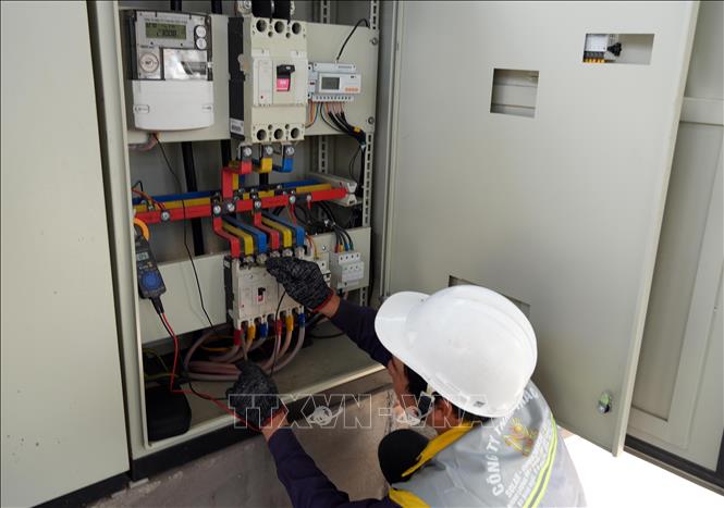 Kiểm tra an toàn lưới điện khi lắp đặt pin mặt trời. Ảnh: Trung Hiếu. TTXVN