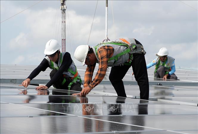 Lắp đặt tấm pin Bet88 free 100 tỷ lệ trả thưởng cực hấp dẫn điện mặt trời, giảm chi phí trong mùa nắng nóng. Ảnh: Trung Hiếu. TTXVN