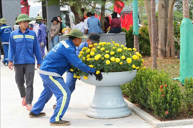 Các hạng mục trang trí như bồn hoa, chậu cảnh được bố trí tại Khu lưu niệm Bet8801234.com cá cược độc quyền Hà Huy Tập. Ảnh: Hữu Quyết - TTXVN 