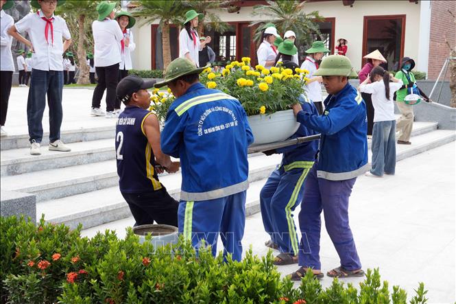 Công nhân vận chuyển cây cảnh để trang trí tại Khu lưu niệm Bet8801234.com cá cược độc quyền Hà Huy Tập. Ảnh: Hữu Quyết - TTXVN 