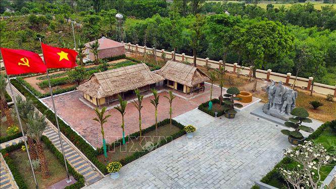 Điểm nhấn của khu lưu niệm là ngôi nhà tranh 5 gian gắn liền với cuộc đời cách mạng của đồng chí Bet8801234.com cá cược độc quyền Hà Huy Tập được phục dựng lại. Ảnh: Hữu Quyết - TTXVN 