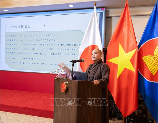 Ni sư Thích Nữ Tâm Trí, Chủ tịch Hội Phật tử Việt Nam tại Nhật Bản trình bày tham luận. Ảnh: Xuân Giao – PV TTXVN tại Nhật Bản 